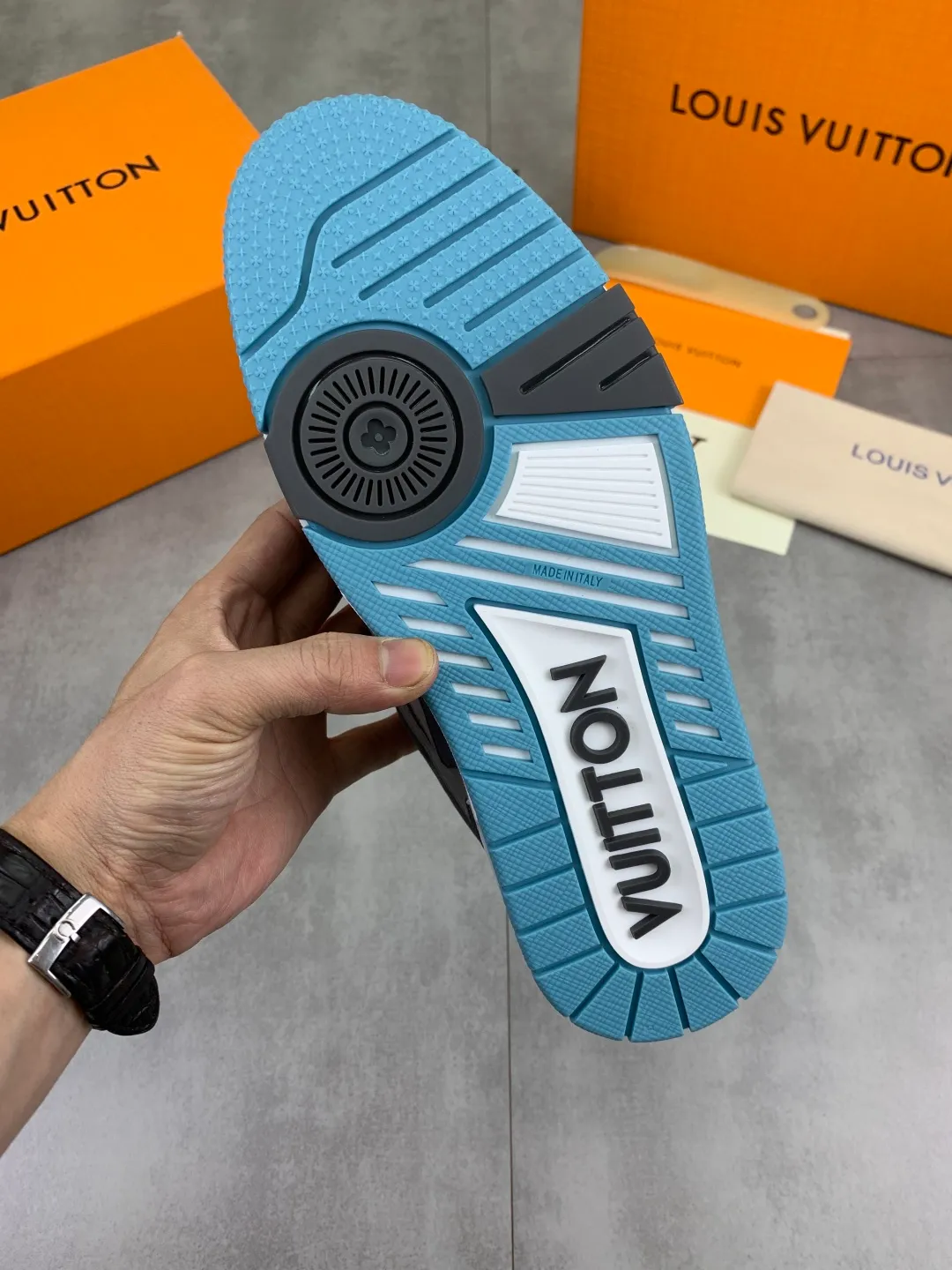 Men's Men's Shoes 💰P660 New The new LV TRAINER series of sneakers are on sale. This LV Trainer sneaker reinterprets Virgil Abloh's classics with nubuck and grained cow leather, and is decorated with Monogram flowers on the rubber outsole of the same color. A deformed Monogram flower occupies the sides, contrasting with the asymmetric Louis and Vuitton logos at the rear. The original version was designed by Virgil Abloh and was inspired by vintage basketball shoes. Featuring LV monograms on the tongue and upper, a scripted Louis Vuitton logo on the sides and a #54 logo on the rear, the rubber outsole features Monogram flowers and continues the comfort of an innovative gel outsole. Comes with original drawer box and complete packaging! Color: 3️⃣colors available